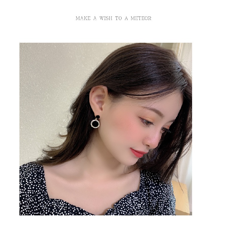 Bông tai dáng tròn màu đen kiểu dáng đơn giản