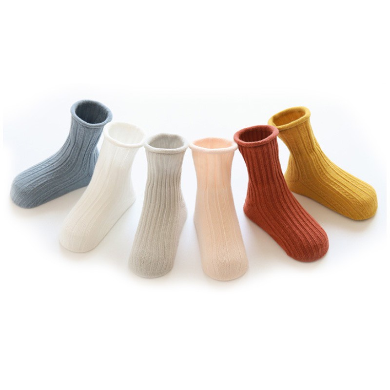 Đôi vớ mềm mại màu trơn in chữ chống trượt dễ thương cho bé