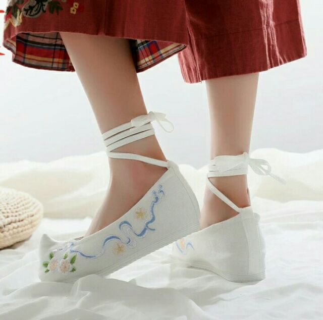  Giày vải thêu cổ trang Trung Quốc loại thắt dây gót 3.5cm.