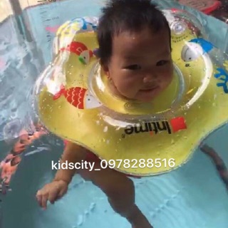 Bể bơi thành cao cho bé.