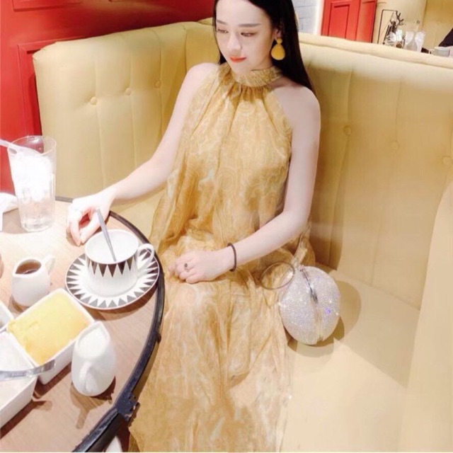 Váy hoa vàng cổ yếm