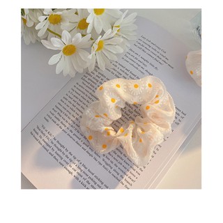 CỘT TÓC HOA DAISY TRẮNG SCRUNCHIES
