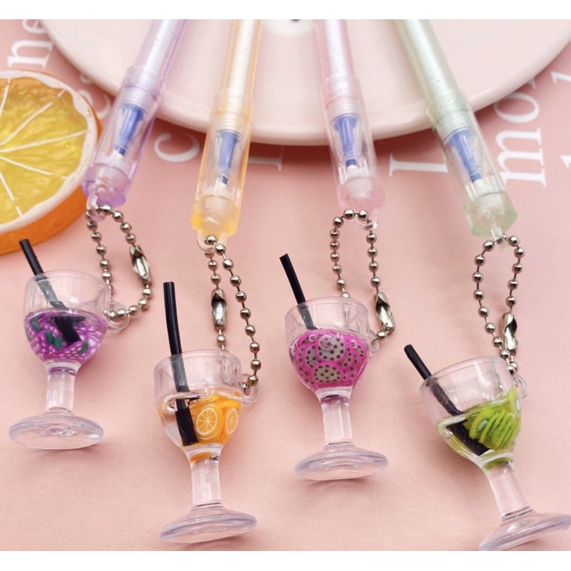 Bút bi nước móc ly nước