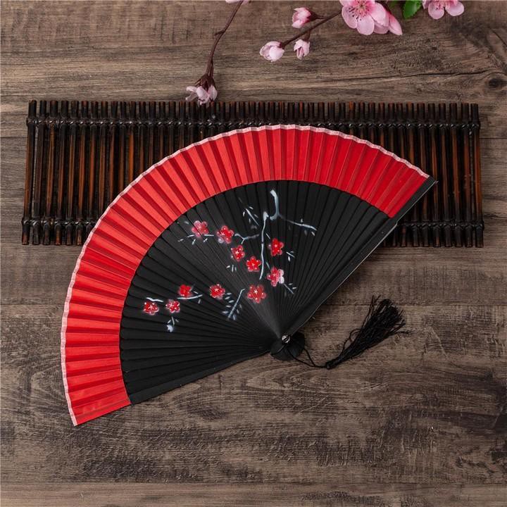 Quạt cổ trang viền đỏ hoa đào