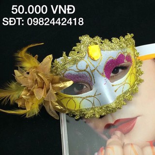 Mặt na nửa mặt có bông hoa
