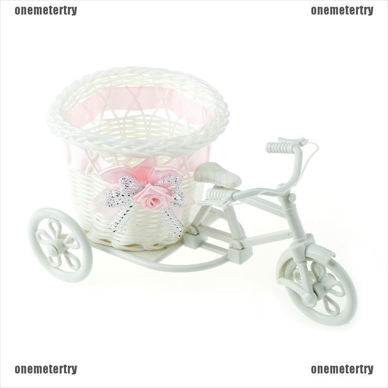 Giỏ xe đạp màu trắng chở chậu hoa trang trí nhà cửa