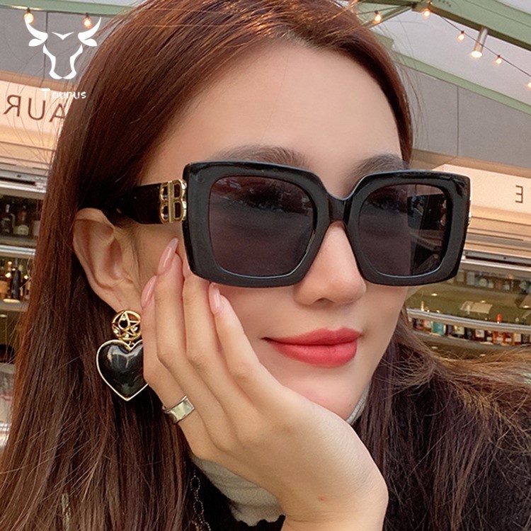 Kính râm nữ gọng lớn 2021 mới Châu Âu và Mỹ retro nữ ngôi sao đường phố chụp kính vuông