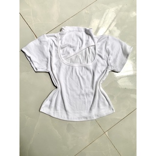 Áo croptop khoét ngực