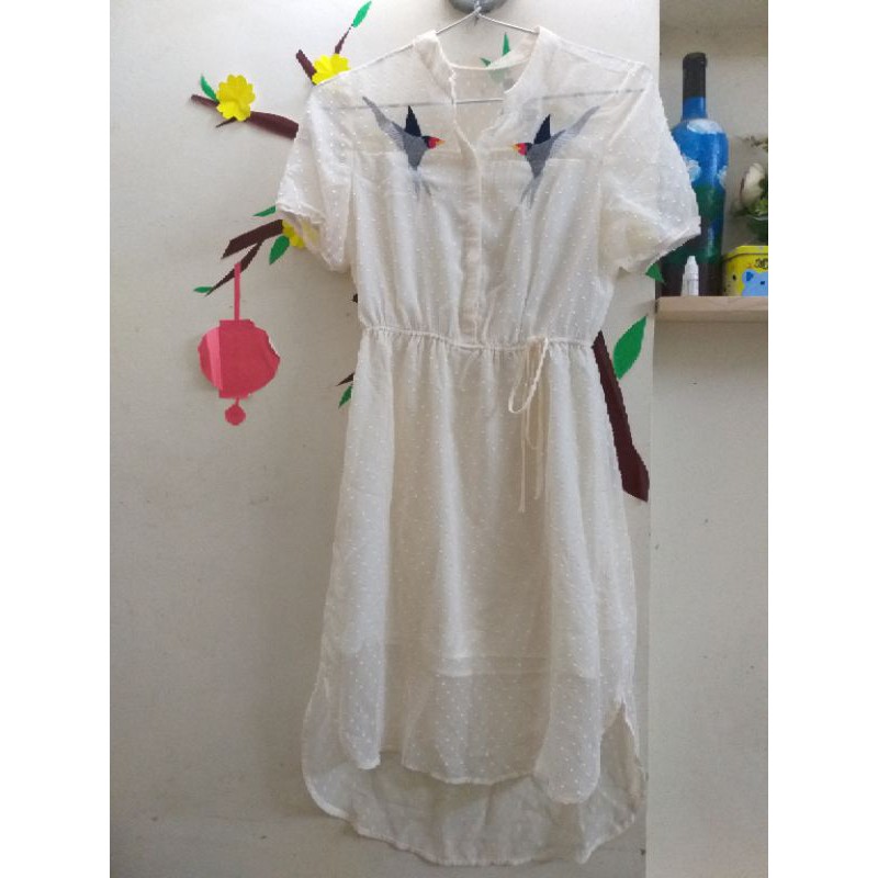 Đầm voan hạt nổi màu kem thêu chim Lamer size M thanh lý