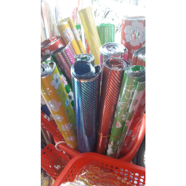 Giấy kiếng gói quà nhiều màu khổ 70 x 100cm xấp 100 tờ