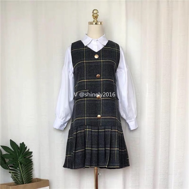Set váy yếm dạ kẻ suông xếp ly đính cúc và áo sơ mi trắng tay bồng hàng Qc