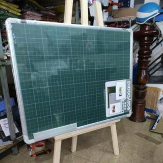 BẢNG TỪ XANH TH KẺ Ô LY TIỂU HỌC KÈM CHÂN GỖ A1 KÍCH THƯỚC 60 X 80 TẶNG KÈM PHẤN VÀ LAU BẢNG