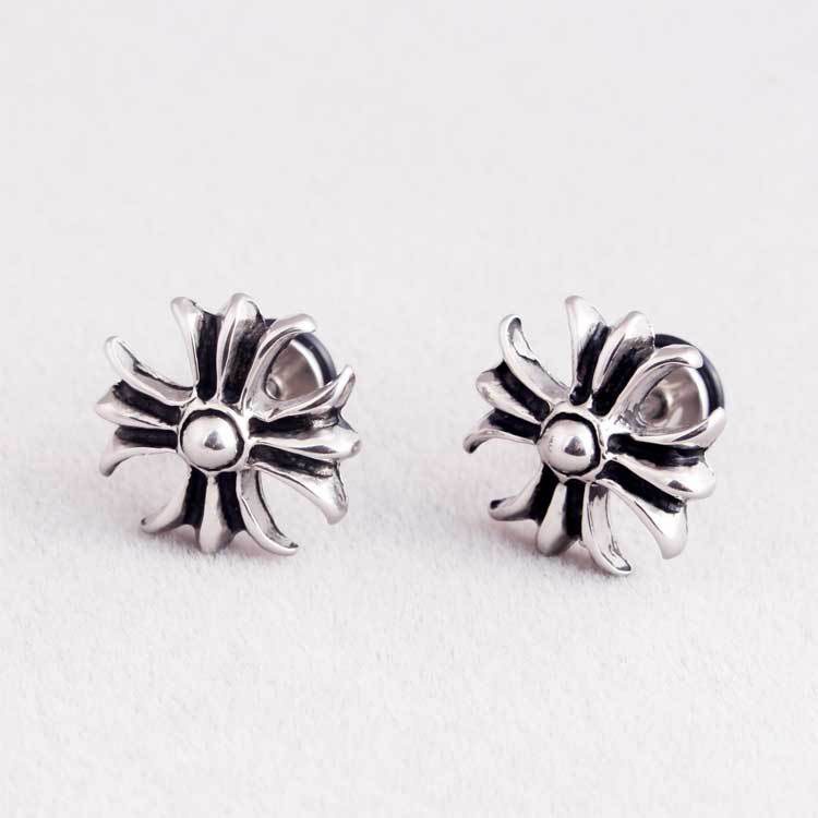 Khuyên tai, bông tai Chrome heart 4 cánh bạc.