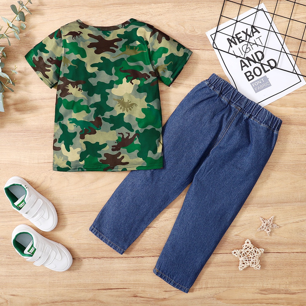 Bộ trang phục 2 mảnh Mikrdoo gồm áo thun tay ngắn in chữ rằn ri và quần denim rách cho bé trai