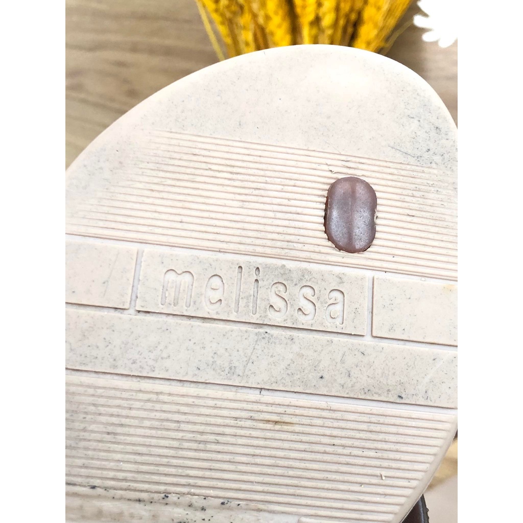 Đôi dép kẹp hiệu Melissa của Brazil, hàng đã qua sử dụng