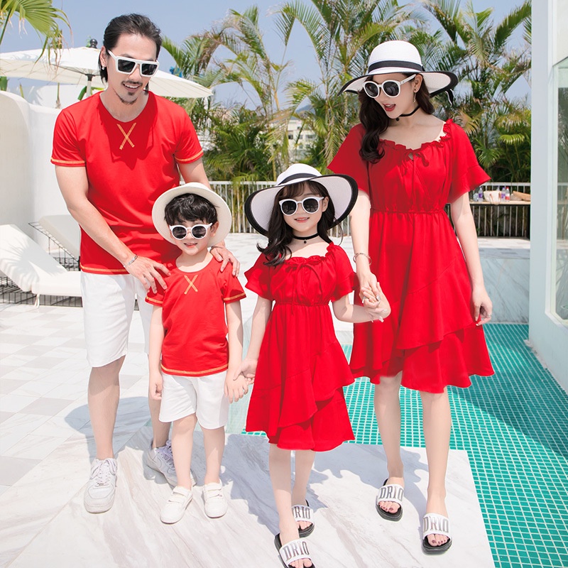 ☞〖Happy Bandy_1803〗 Chất liệu cotton mỏng, thời trang, phiên bản Hàn Quốc, các cặp đôi mặc, đi du lịch nghỉ dưỡng, gia đình bố mẹ - con mặc ~ mẹ và con gái mặc váy đỏ, bố và con mặc áo phông giống bộ đồ hai mảnh