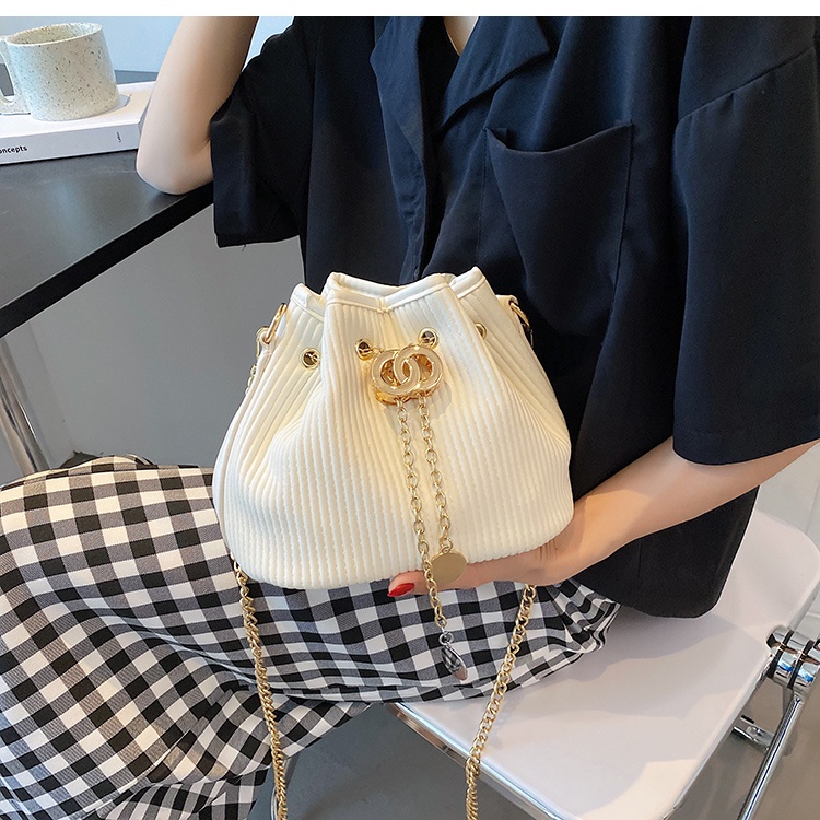 Túi đeo chéo nữ TCB637, mẫu siêu hot năm nay, thiết kế dạng túi rút xinh yêu