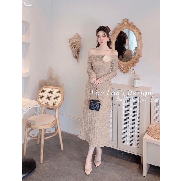 Váy trễ vai kèm hoa trà