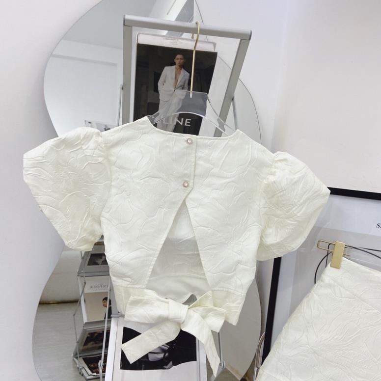 Set áo croptop trắng gấm cut lưng tam giác line gợn sóng kèm quần shorts