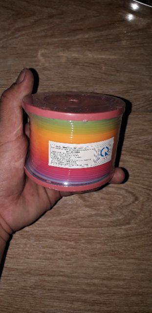 Chiếc lò xo cầu vồng 7 màu bằng nhựa đường kính 10cm