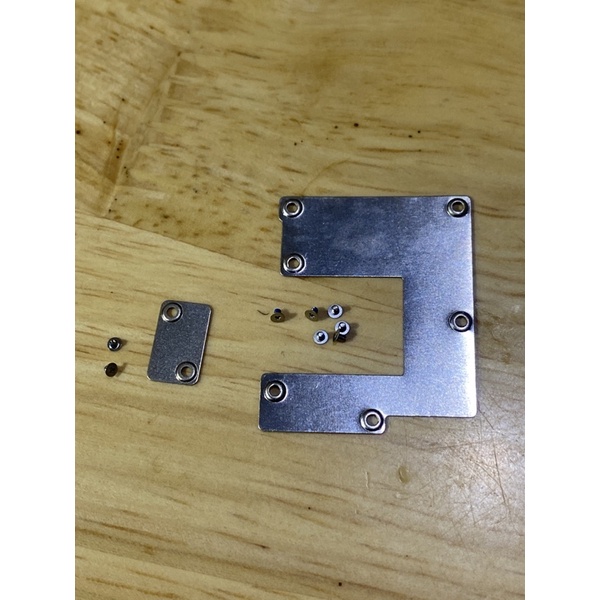 tấm nẹp màn hjnh dành cho iPhone 11promax zin kèo theo ốc