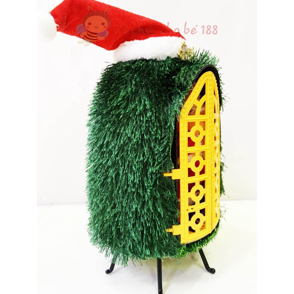 Một ông già Noel dễ thương sẽ ra khỏi cửa chào đón đêm noen kèm nhạc