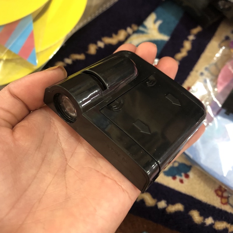 Máy chiếu mini phông nền sinh nhật chạy pin