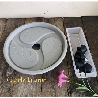Đế lót chậu có khay hứng nước.