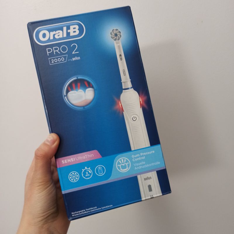 Bàn chải điện Oral B Pro 2 SensiUltrathin màu trắng