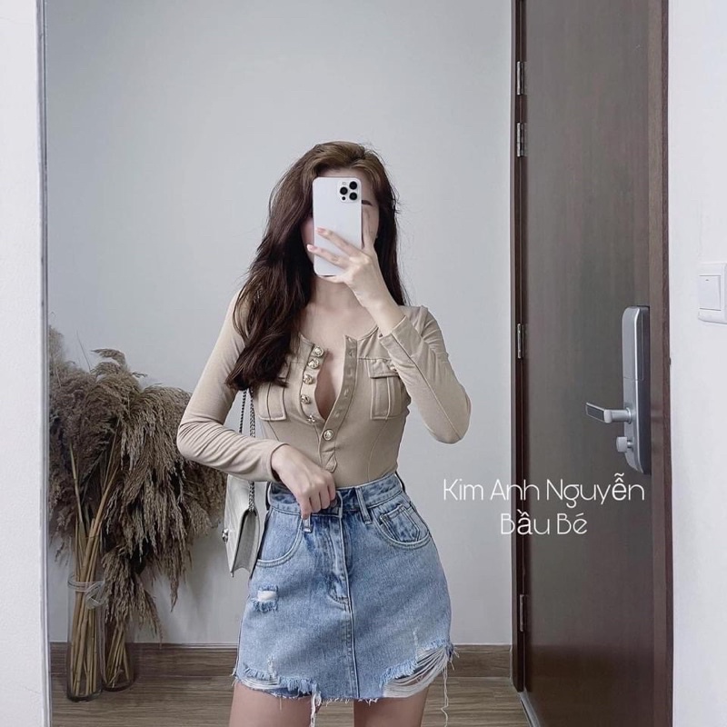 Áo thun len đính khuy vàng túi ngực