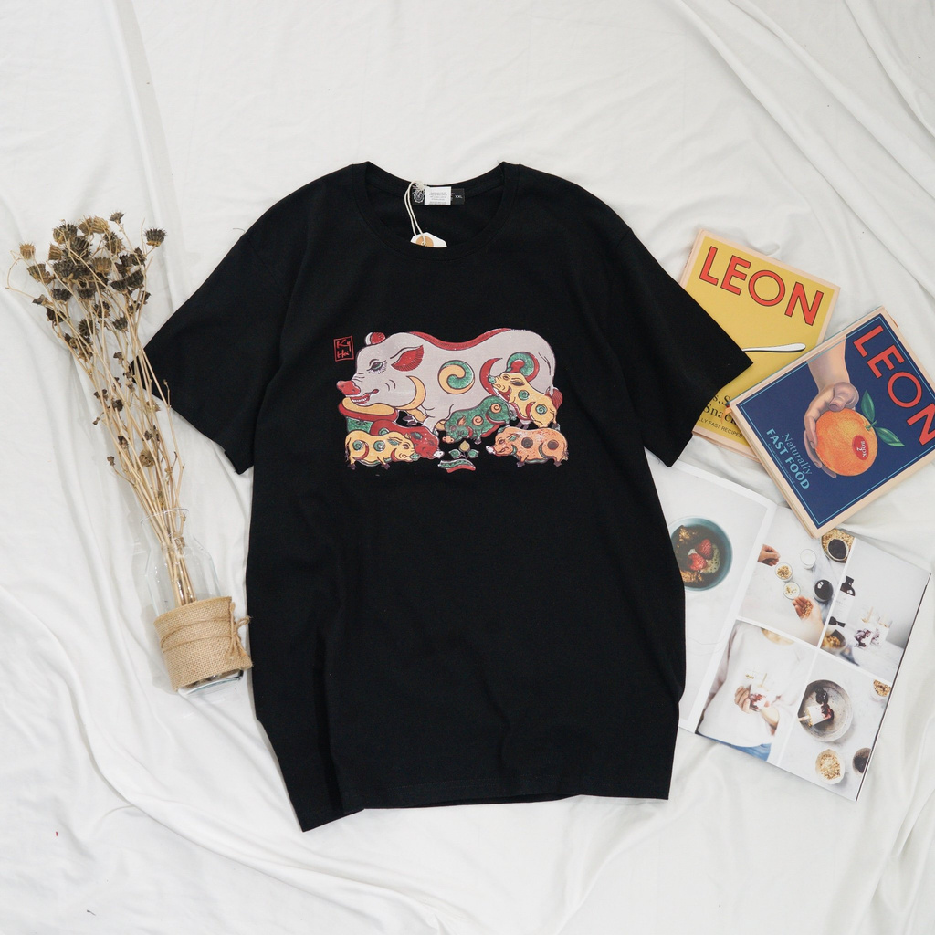 NOBITA HOME - ÁO THUN TAY NGẮN TRANH ĐÔNG HỒ LỢN ĐÀN