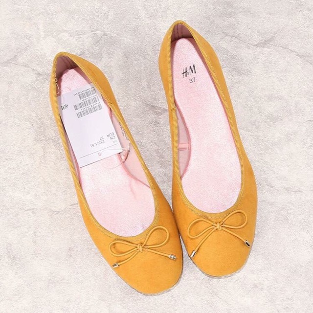 Giày Hm đẹp long lanh đủ màu đủ size chị em đâu vào mua nhanh đi ạ. Đẹp lắm í đi bộ không lo đau chân nhé các chế yêu gê