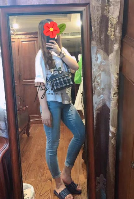Túi đeo Cle De Peau hộp nền sọc caro xanh