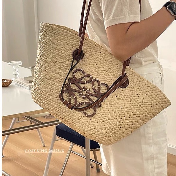 Túi cói đi biển dây da đeo vai hình thang loeeve mẫu mới thời trang