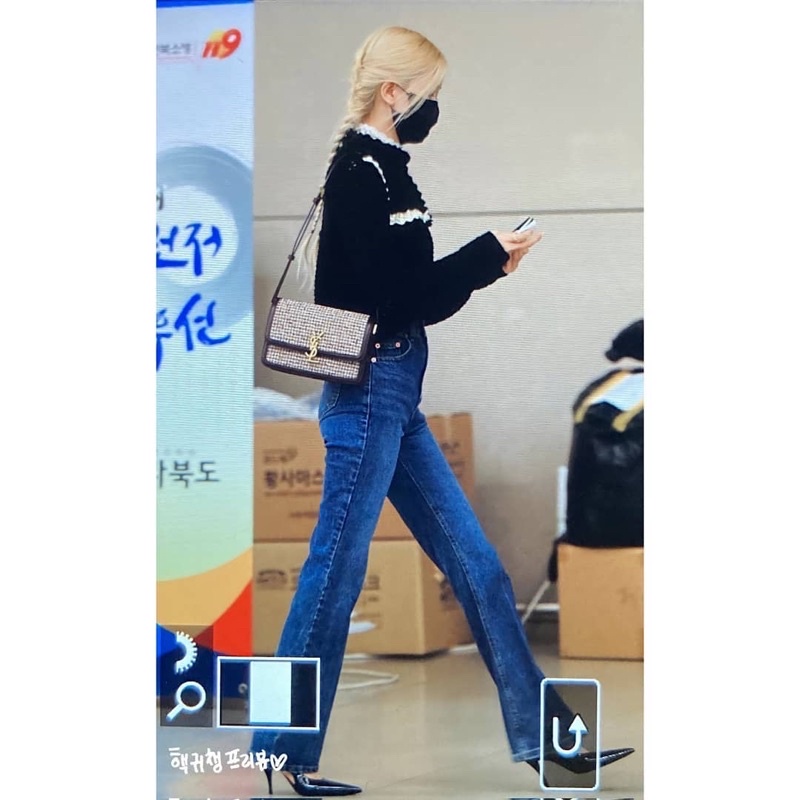 Set áo kiểu viền bèo tiểu thư, quần jeans ống loe giống Rosé BLACKPINK