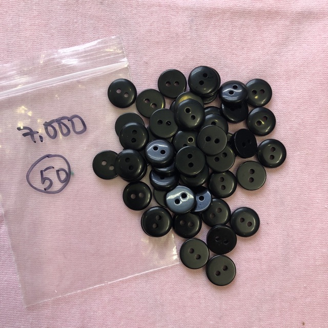 50 Nút 2 Lỗ Nhựa Màu Trắng / Đen / Tím 1cm Hàng Công Ty