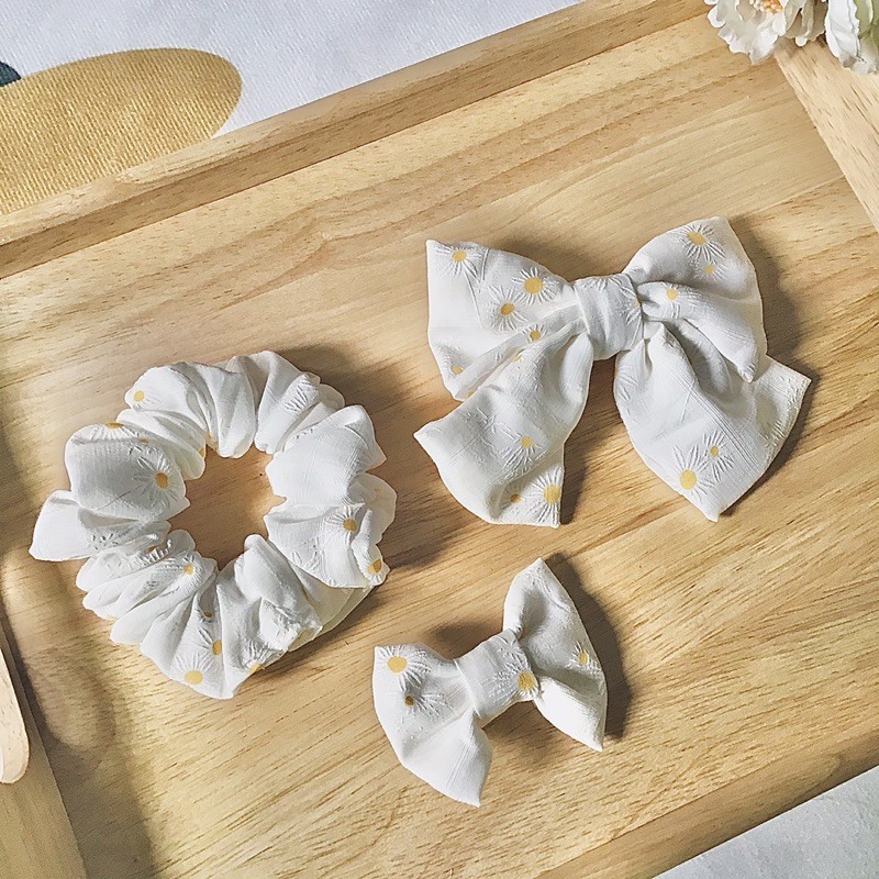 Scrunchies/ Kẹp tóc hoa cúc trắng