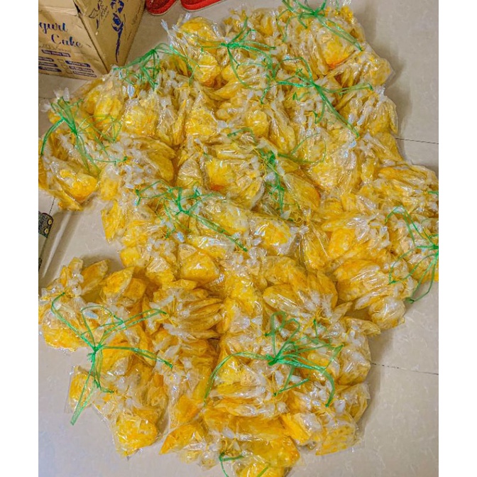 Bánh tráng xâu dầu muối vàng tuổi thơ .