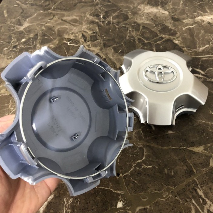 Sản Phẩm Logo chụp mâm, ốp lazang bánh xe ô tô Toyota Land Cruiser 2005-2006  mã TY-026