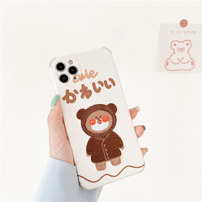 Ốp lưng iphone Gấu nâu nhỏ thêu viền chống va đập 5/5s/6/6plus/6s/6splus/7/7plus/8/8plus/x/xs/11/12/pro/max/plus/promax | BigBuy360 - bigbuy360.vn