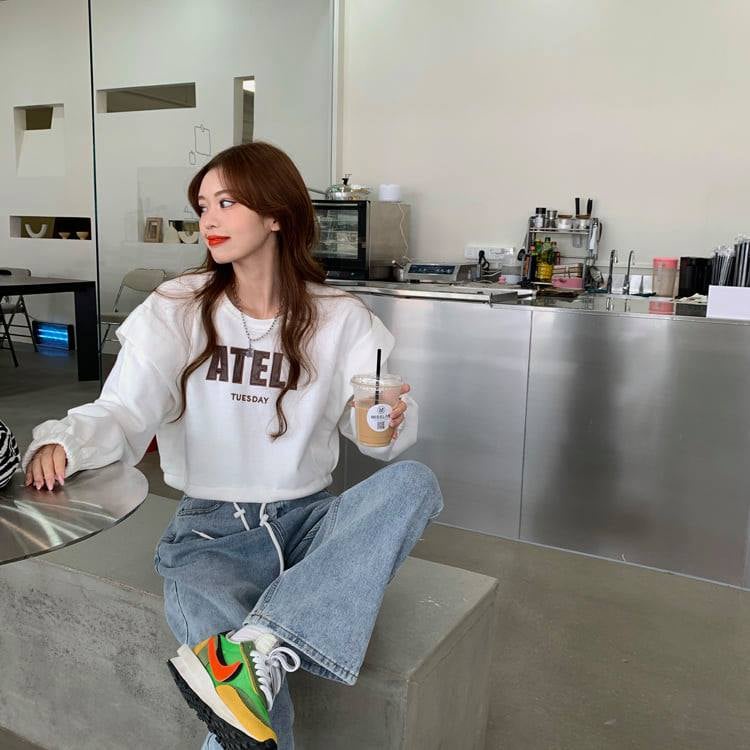 Áo croptop dài tay nỉ ATEL rút gấu tay phối bèo phom rộng dáng suông cực xinh | BigBuy360 - bigbuy360.vn