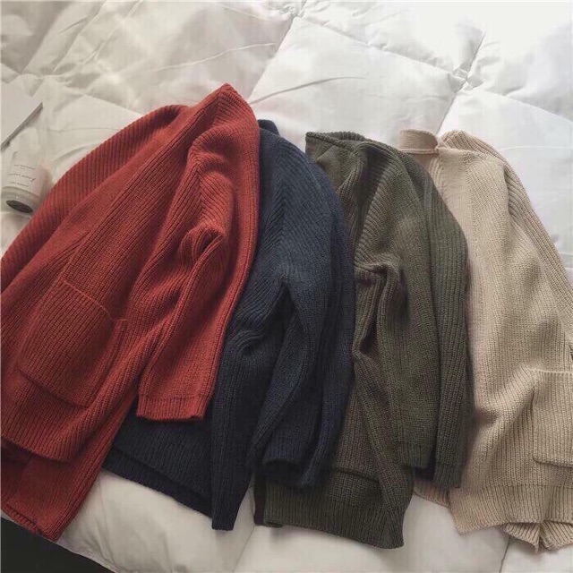 Áo khoác len hàng Quảng Châu chuẩn nét, gồm 4 màu: đỏ đất, xanh rêu, xanh ghi và màu be (nude). Với chát vải dày dặn, ấm