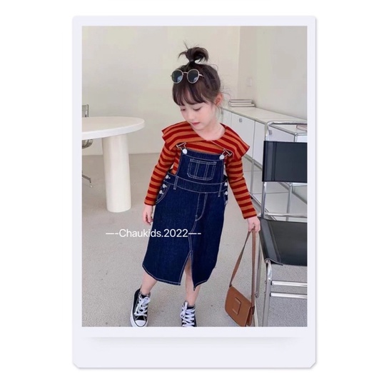Set áo kẻ đỏ cổ lá bèo + yếm jean xẻ tà cho bé gái