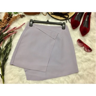 Chân váy kiểu kết hợp  với áo thun vô cùng trẻ trung