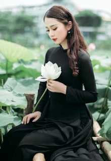 Áo dài lụa màu đen kèm quần
