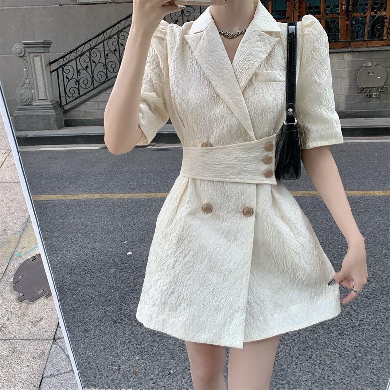 [hàng QC] Váy trắng cổ nhún phối nút chất gấm xốp họa tiết dập nổi