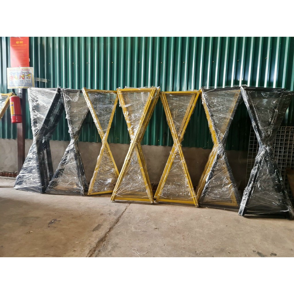 kệ treo quần áo, giàn treo quần áo hình chữ x cao 1m4 dài 1m5, phù hợp cho các shop thời trang treo quần áo mẫu