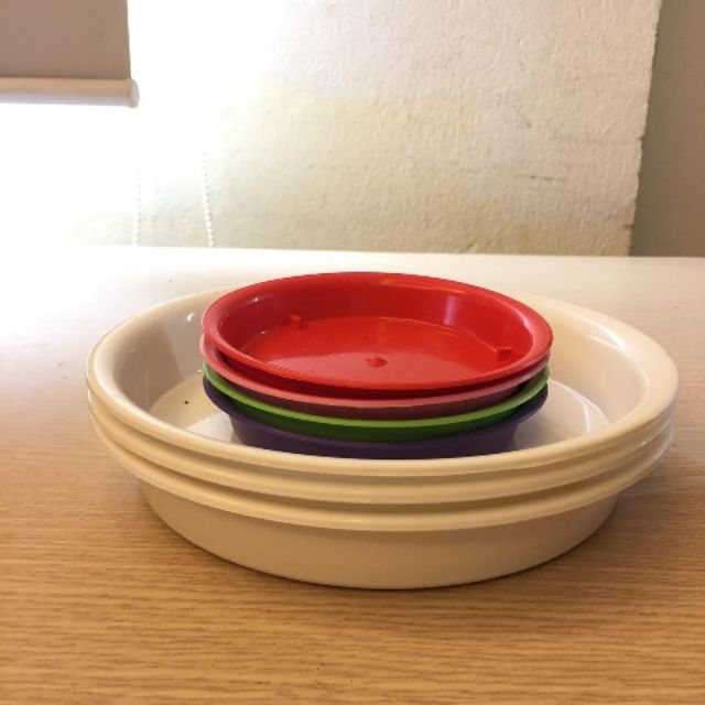 Đĩa tròn lót chậu đường kính cả đĩa 12 cm, lòng đĩa 10 cm