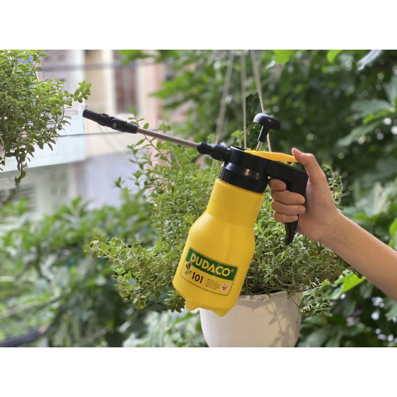Bình xịt tưới cây Dudaco 1 lít chuyên dụng cần dài
