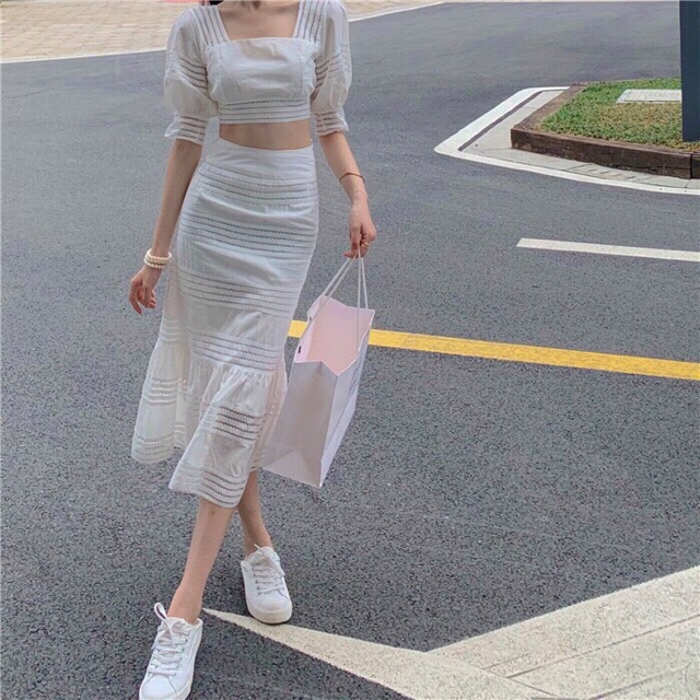 Set crop trắng kèm chân váy cực xinh